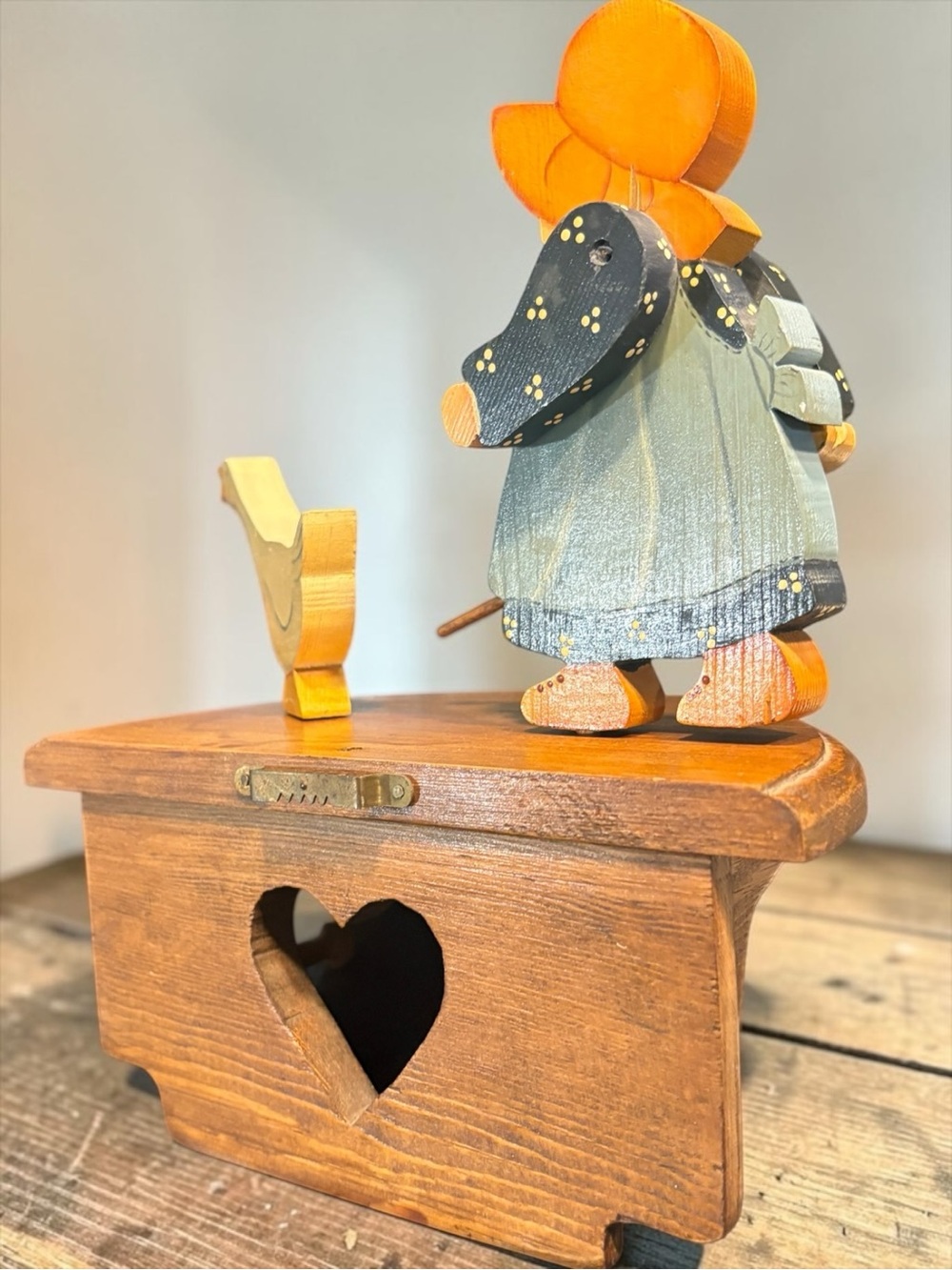 RARE Vintage Wood Folk Art Amish Girl & Goose On Heart Shelf W/ Pegs 8” Wide Key - Picture 7 of 16